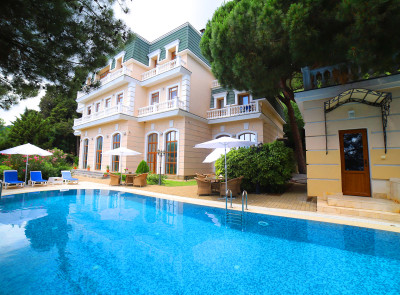 Открытый бассейн с видом на море